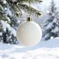 Palla di Natale bianca floccata appesa a un ramo di pino innevato in un paesaggio invernale. - Bianco