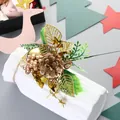 Pic décoratif de Noël avec pomme de pin feuilles dorées et baies dans un vase blanc - Or