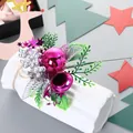 Branche décorative de Noël avec ornements violets et baies argentées dans un vase blanc - Rouge Prune