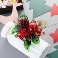 Pic floral de Noël festif avec pommes de pin et baies rouges pour décor de fêtes - Rouge