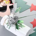 Branche décorative de Noël avec pomme de pin argentée et baies métalliques scintillantes - Argent