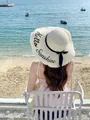 Λεπτομερής προβολή της ψάθινης καπέλου με μεγάλο γείσο, κέντημα 'Hello Sunshine' και φιόγκο - M (56-58cm) / Λευκό Γάλακτος