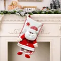 Calcetín de Navidad grande con Papá Noel de peluche colgado en una chimenea blanca - Papá Noel