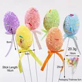 Sechs bunte Deko-Ostereier mit Schaumstoffperlen und Schleifen für die Partydekoration - Schaumstoff mit glänzenden Streifen Stecker (010) / 6er Pack (4-6cm)