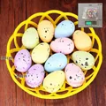 Buntes Set gesprenkelter Schaumstoff-Ostereier im gelben Korb für Deko - Bunte Gefleckte Eier (mit Korb) / 12er Pack (2.8*3.8cm)