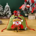 Grüne Jutesäcke für Weihnachtsgeschenke mit niedlicher Schneemann-Applikation und Glocken - Schneemann / Grün