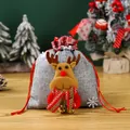 Festlicher Weihnachtsgeschenkbeutel aus Jute mit niedlichem 3D-Plüschrentier und Glocken - Hirsch / Grau
