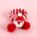 Detail des rot-weiß gestreiften gestrickten Weihnachtskatzenschals mit Nikolaus-Motiv - S / Roter Weihnachtsmann