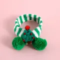 Detailansicht des grün-weiß gestreiften gestrickten Haustierschals mit Weihnachtsbaum-Motiv - S / Grüner Weihnachtsbaum
