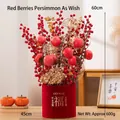 Nahaufnahme des chinesischen Neujahrsglückskübels mit roten Beeren und goldenen Ginkgoblättern - Großer Glückseimer - Persimone Wunsch