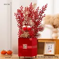 Detailansicht des 80 cm hohen chinesischen Neujahrs-Blumenarrangements in Rot - Großer quadratischer Glückseimer Goldene Basis Rote Beeren