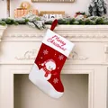 Detalle de un calcetín navideño rojo con diseño de muñeco de nieve en chimenea blanca - Calcetín de Muñeco de Nieve de Navidad