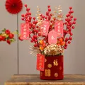 Traditionelles chinesisches Neujahrsblumengesteck in rotem Samt-Glückseimer mit Tags - Kleiner Glückseimer - Kleine Granatapfel-Rote Beeren
