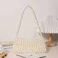 Elegante borsa a tracolla con perle bianche fatta a mano dal design minimalista - Perla Sottobraccio