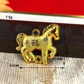 Détail d'un pendentif cheval plaqué or avec dimensions 5,5x4,5x0,8 cm et un poids de 7,5 g - Cheval du Zodiaque