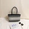 Borsa tote intrecciata a scacchi bianca e nera per vacanze estive e stile spiaggia - Nero