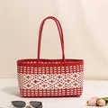 Borsa tote intrecciata in plastica a scacchi rossi e bianchi per le vacanze al mare - Rosso
