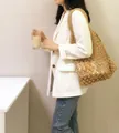Vista detallada de un bolso de hombro de malla de algodón beige para vacaciones - Trenza Café