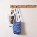 Bolso saco de ganchillo de algodón azul hecho a mano con diseño calado y correa - Cubo Calado de Algodón / Azul