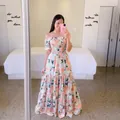 Elegantes französisches Maxikleid mit Blumenmuster, schulterfrei und gestuftem Rock - Rosa-weiße Blumen