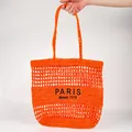 Große leuchtend orangefarbene hohl gewebte Strohstrandtasche mit Paris-Stickerei - Regulärer Stil (1970) / Orange