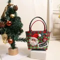 Festlicher gewebter Weihnachtskorb mit Karomuster und niedlichem Weihnachtsmann-Dekor - Red Green Light Green Plaid (Santa) / Bonbon