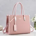 Vista detallada del bolso tote de cuero texturizado rosa con elegantes detalles - Rosa