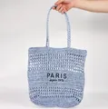 Grand sac de plage en paille tissée bleu clair évidé avec broderie Paris élégante - Style Doublé (1970) / Bleu