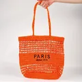 Sac à bandoulière en paille tressée orange avec broderie PARIS noire détaillée. - Style Doublé (1970) / Orange