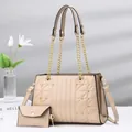 Beigefarbene Stepphandtasche mit Goldketten und Perlenverzierung im Studio-Ambiente - 2-Teiliges Set / Rosa