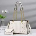 Detailansicht der eleganten weißen gesteppten Tragetasche mit Goldkette und passendem Beutel - 2-Teiliges Set / Weiß