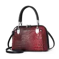 Elegante bolso de mano rojo con textura de cocodrilo, asas negras y correa de hombro ajustable. - Bolso Concha Patrón Piedra (2875) / Rojo