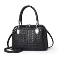 Elegante bolso de mano negro con grabado de cocodrilo y correa de hombro ajustable - Bolso Concha Patrón Piedra (2875) / Negro
