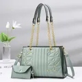 Elegante salbeigrüne Stepphandtasche mit goldener Perlenkette und passendem Beutel - 2-Teiliges Set / Grün