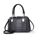Elegante bolso de mano negro con grabado de cocodrilo, herrajes plateados y correa ajustable - Bolso Concha Patrón Piedra (2875) / Gris