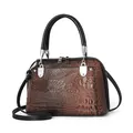 Elegante bolso de mano marrón con patrón de cocodrilo grabado y herrajes plateados - Bolso Concha Patrón Piedra (2875) / Café