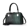 Elegante bolso de mano verde oscuro con textura de cocodrilo, detalles plateados y correa - Bolso Concha Patrón Piedra (2875) / Verde