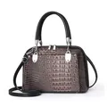 Bolso de mano clásico marrón con patrón de piedra con asa negra y detalles plateados - Bolso Concha Patrón Piedra (2875) / Caqui
