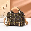Bolso bandolera clásico con monograma, adornos de cuero tostado y un lindo dije de vaca - Estampado Amarillo