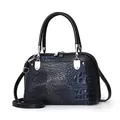 Elegante bolso de mano azul marino con patrón de piedra, herrajes plateados y correa - Bolso Concha Patrón Piedra (2875) / Azul marino