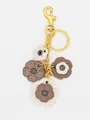 Detalle del llavero retro con flores de camelia en piel sintética y metal dorado. - Estilo Retro Color Block / Patchwork Café Beige (22752)