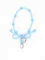 Primer plano de una correa de muñeca tejida azul con lazo y dije de corazón plata. - Azul cielo