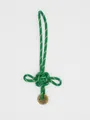 Dettaglio del nodo portafortuna cinese intrecciato verde con moneta di bronzo - A righe verdi e bianche