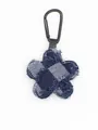 Vista detallada del llavero con flor de tela vaquera azul a cuadros y bordes de flecos - Denim Azul Oscuro Rejilla Blanca (22251)