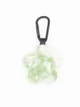 Detalle de un llavero de flor de tela a cuadros verde con lentejuelas y clip metálico - Lentejuelas Cuadros Verdes y Blancos (22252)