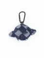 Detail van een planeetvormige denim sleutelhanger met ruitpatroon en gerafelde randen - Blauw Wit Ruitje Gerafeld (22236)