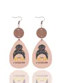 Detailansicht von Tropfenohrringen mit #BASEBALLMOM Text und Messy-Bun-Design - Baseball Mom Stil - Rosa Basis (11333)