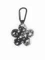 Detalle macro de un llavero con forma de flor en denim con lentejuelas y clip negro - Lentejuelas Cuadros Azul Negro (22254)