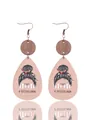 Detaillierte Ansicht der Tropfenohrringe mit Baseball-Mom-Grafik und kleiner Holzscheibe - Baseball Mom Stil - Nude Rosa (11334)