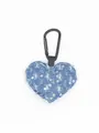 Primer plano de llavero de mezclilla en forma de corazón con lentejuelas y mosquetón. - Azul Oscuro (Lentejuelas)